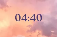 L'heure miroir inversée 04h40 : message et signification