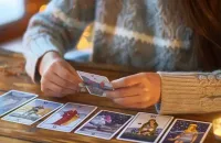 Tarot : comment réaliser un tirage sur la carrière et le travail ?