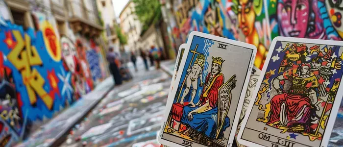 Les cartes de tarot dans la culture populaire et leur impact moderne
